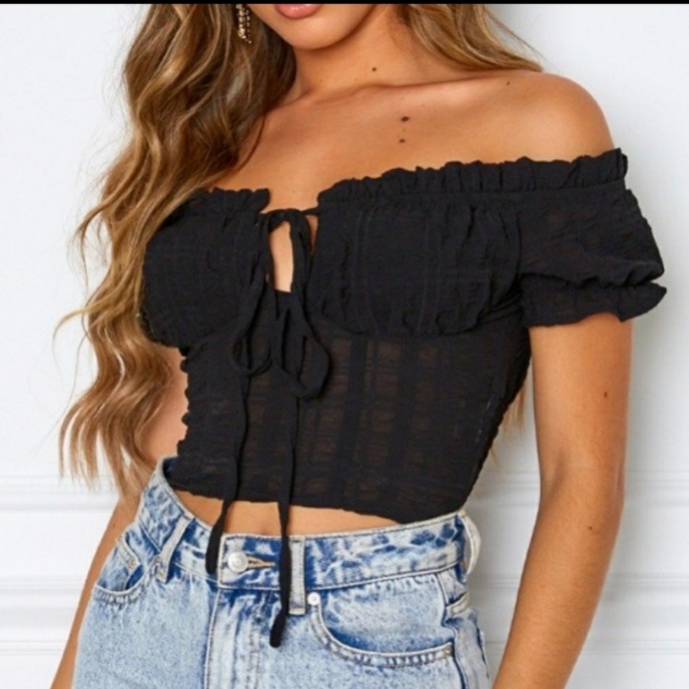 NWT White Fox Boutique Gemini crop top in black